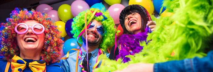 Karneval Party,Lachende Freunde in bunten Kostümen feiern Karneval .