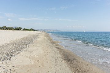 Fototapeta na wymiar Italia Calabria Mare orme sulla sabbia