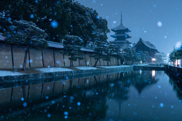 Fototapeta premium Toji temple with snow, Kyoto, Japan.