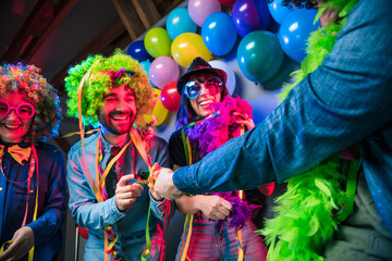 Karneval Party,Lachende Freunde in bunten Kostümen feiern Karneval .