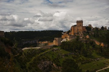 Fototapeta na wymiar castillo de alarcon con nubes