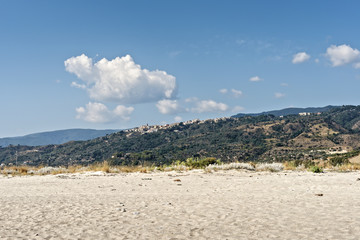 Italia Calabria Mare spiaggia libera con vista panoramica delle colline