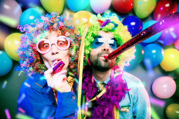 Fröhliches Pärchen feiert Fasching