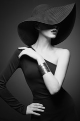 Porträt einer jungen Dame mit schwarzem Hut und Abendkleid © Egor Mayer