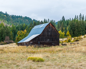 Obraz premium Brown Barn in field