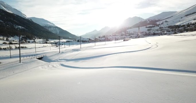 Zug f&auml;hrt in Schneelandschaft