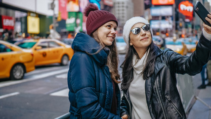 Fototapeta na wymiar Two friends enjoy their vacation trip to New York