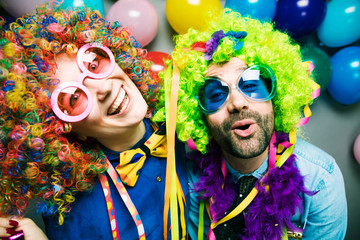 Fröhliches Pärchen feiert Fasching