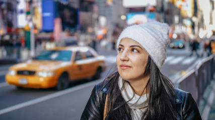 Obraz premium Young beautiful woman in the streets of New York for sightseeing