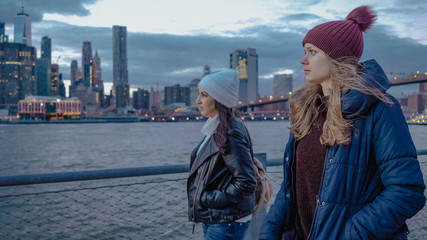 Walk along the Hudson River with a beautiful view over the Manhattan skyline