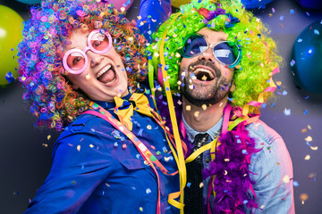 Fröhliches Pärchen feiert Fasching