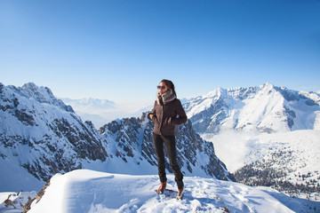 Fototapeta na wymiar Frau auf einem Berg im Winter