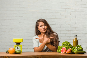 Concept of diet. Portrait of a healthy young latin woman confused and doubtful, decide between two options, concept of indecision - obrazy, fototapety, plakaty