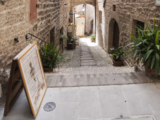 città d'arte. Spello, Umbria, Italia, vicolo in discesa