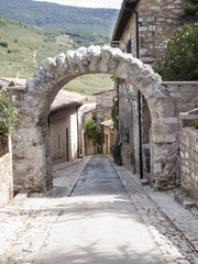 Fototapeta na wymiar città d'arte. Spello, Umbria, Italia, arco in pietra