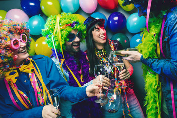 Karneval Party,Lachende Freunde in bunten Kostümen feiern Karneval .