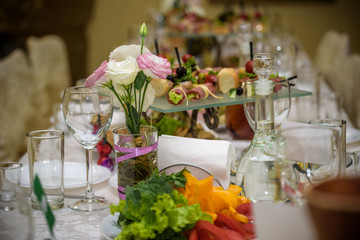 Beautiful restaurant interior table decoration for wedding or event. Flower Wedding Table Decoration