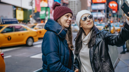 Obraz premium Two friends enjoy their vacation trip to New York