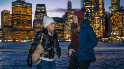 The wonderful Manhattan skyline visited by two girls in New York
