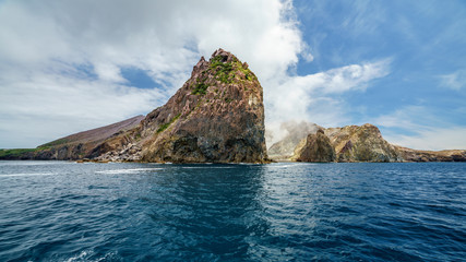 Fototapeta na wymiar smoke over the volcano on white island, new zealand 1