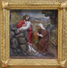 Obraz premium Jesus and the Samaritan woman, relief on the baptismal font in the church of Saint Matthew in Stitar, Croatia