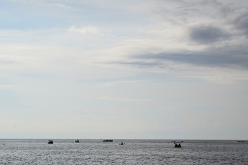 pescadores en el mar gris