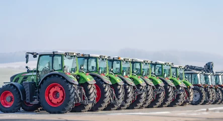 Fotobehang Ausstellung / neue Traktoren aufgestellt nebeneinander in einer Reihe © stylefoto24