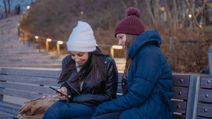 Two young woman enjoy a wonderful evening at the Manhattan skyline in New York