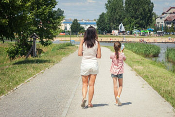 Letni spacer nad jeziorem