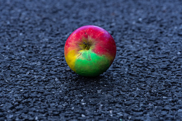 Bunter Apfel auf der Straße