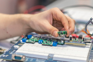 Obraz premium engineer hold circuit or silicon chip in his workplace b