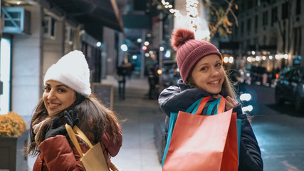 Fototapeta na wymiar Women on Christmas shopping tour in New York