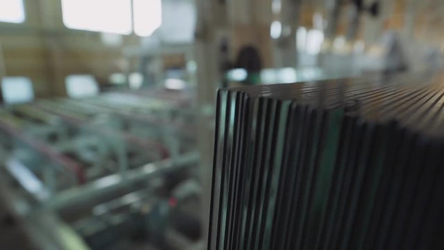 machine for transporting glass puts the glass in a row