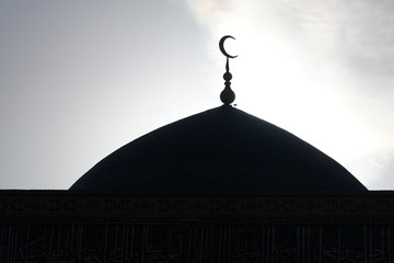 Kuppel einer Moschee mit Halbmond als Silhouette - Buchara, Usbekistan