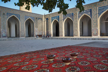 Stillleben mit Tee-Geschirr auf  Perser Teppich in orientalischer Kulisse - Buchara, Usbekistan