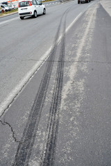Longues traces de pneus, freinage, sur la route
