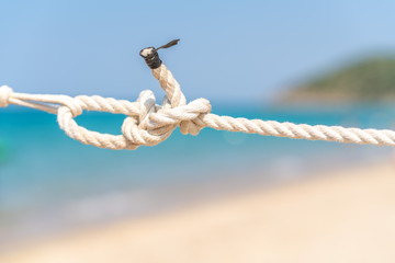 Seil am Traumstrand und türkises Wasser auf der Insel Sardinien in Solanas