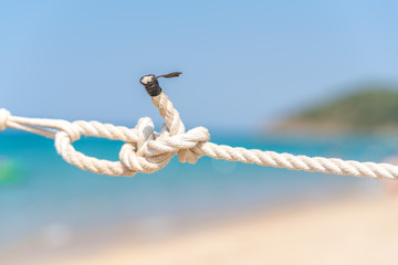 Seil am Traumstrand und türkises Wasser auf der Insel Sardinien in Solanas