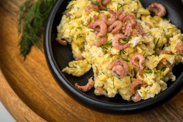 Krabben Rührei mit Friesischen Nordseekrabben, Dill und Schwarzbrot in Holz Schale auf Marmor Hintergrund