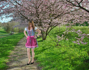 Schöne Frau im Dirndl