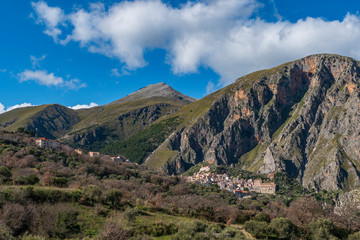 Fototapeta na wymiar Il borgo di Isnello incastonato tra i monti delle Madonie, Sicilia