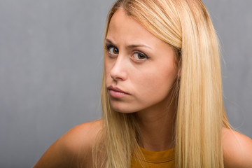 Fototapeta premium Zbliżenie twarzy, portret naturalnej młodej blondynki kobiety bardzo zły i zdenerwowany, bardzo napięty, krzyczący wściekły, negatywny i szalony