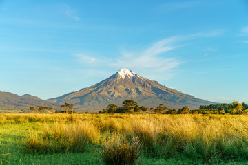 Naklejka premium cone volcano mount taranaki, new zealand 20
