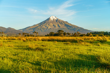 Fototapeta premium cone volcano mount taranaki, new zealand 24