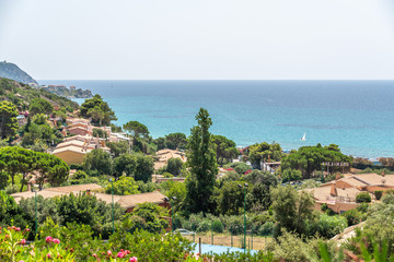 Traumaussicht auf türkises Wasser und Berge auf der Insel Sardinien im Sommer
