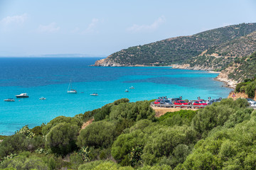 Traumaussicht auf türkises Wasser von der Straße auf der Insel Sardinien im Sommer