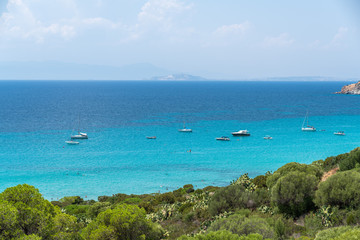 Traumaussicht auf türkises Wasser und Boote auf der Insel Sardinien im Sommer