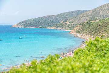 Traumaussicht auf türkises Wasser und Touristen auf der Insel Sardinien im Sommer