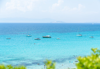 Traumaussicht auf türkises Wasser und Boote auf der Insel Sardinien im Sommer