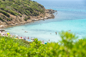 Traumaussicht auf türkises Wasser und Touristen auf der Insel Sardinien im Sommer